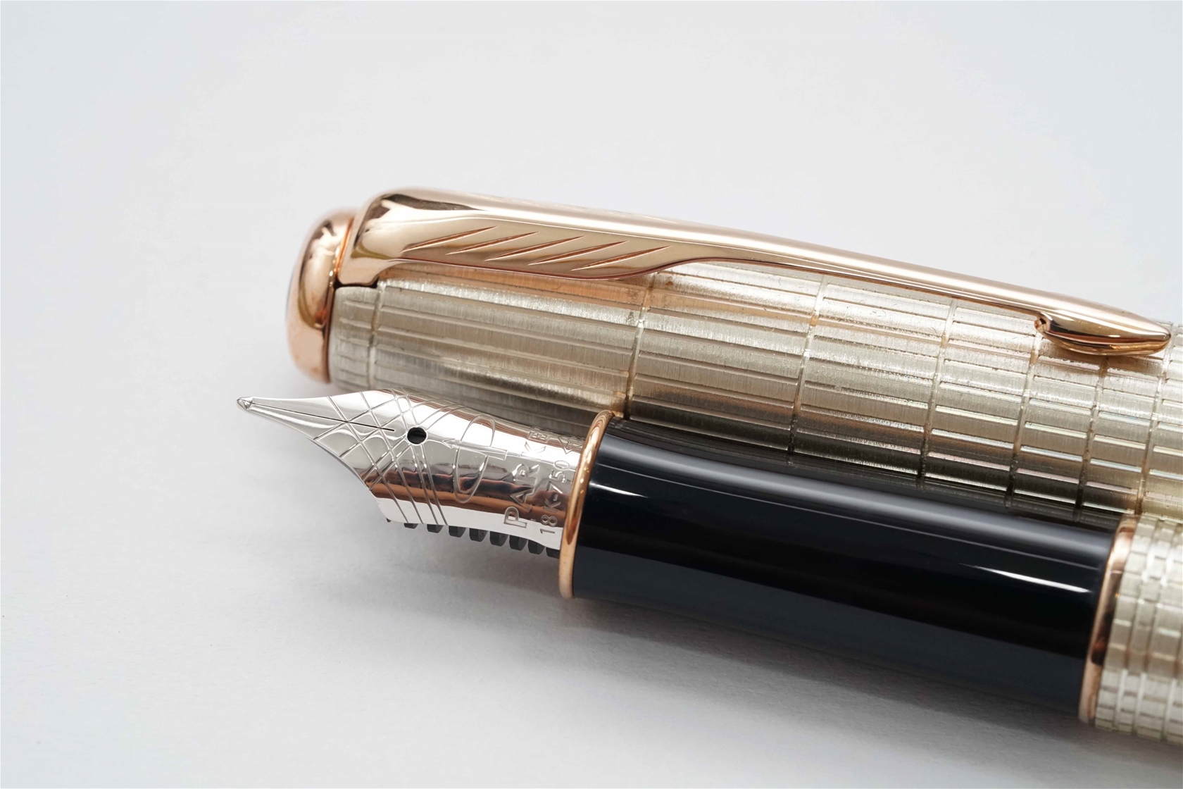 Bút máy Parker Sonnet Feminine Chiselled Sterling Silver 18K F