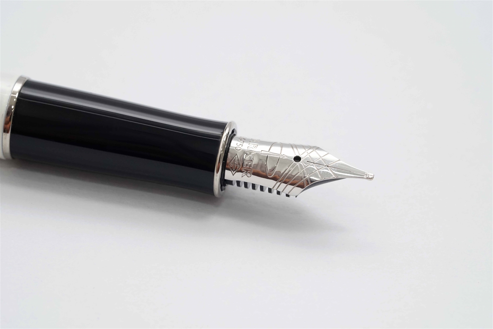 Bút máy Parker Sonnet Feminine Metal & Pearl 18K M