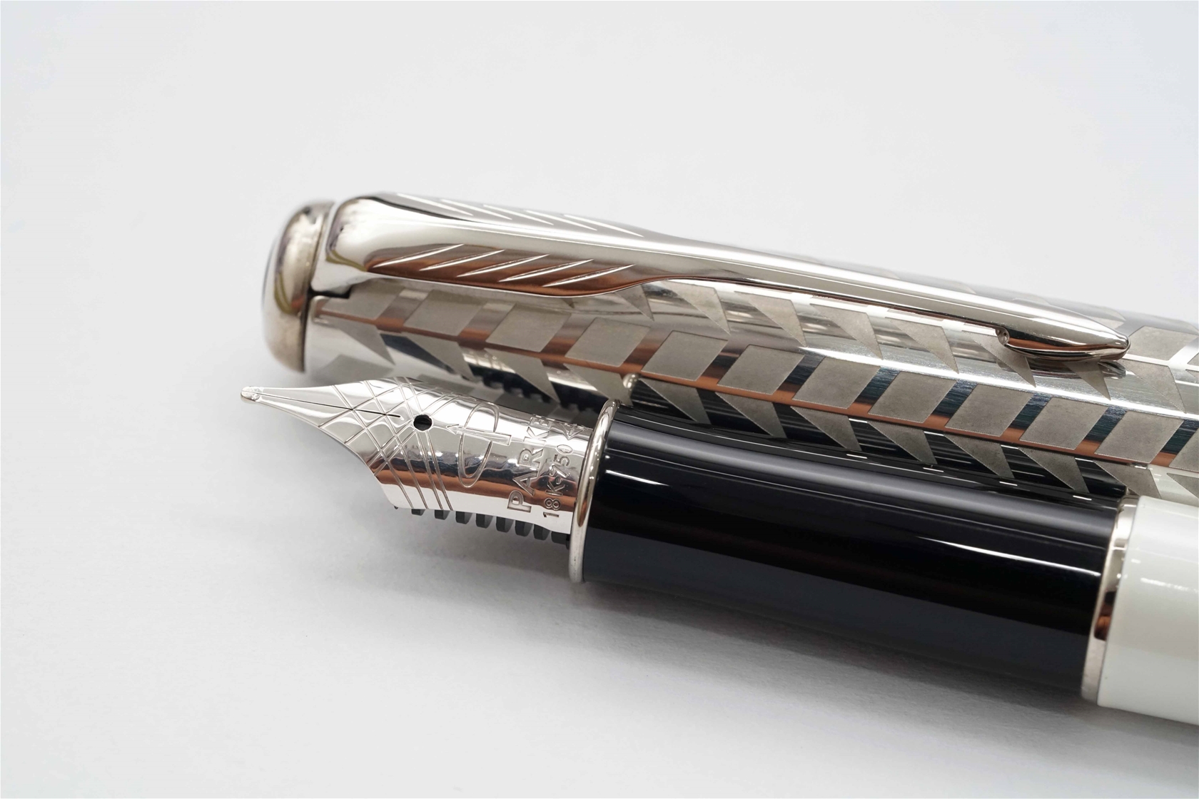 Bút máy Parker Sonnet Feminine Metal & Pearl 18K M