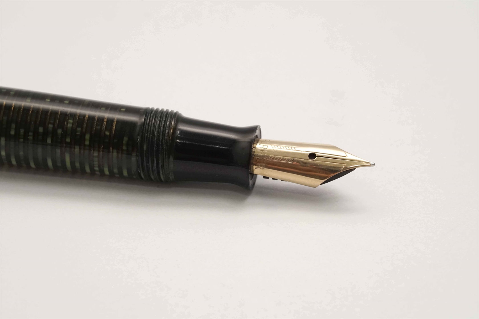 Bút máy Parker Vacumatic Brown Pearl Small Size 14K F