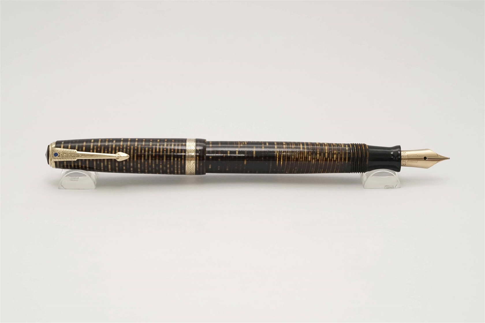 Bút máy Parker Vacumatic Gold Striped Blue Diamond 14K F