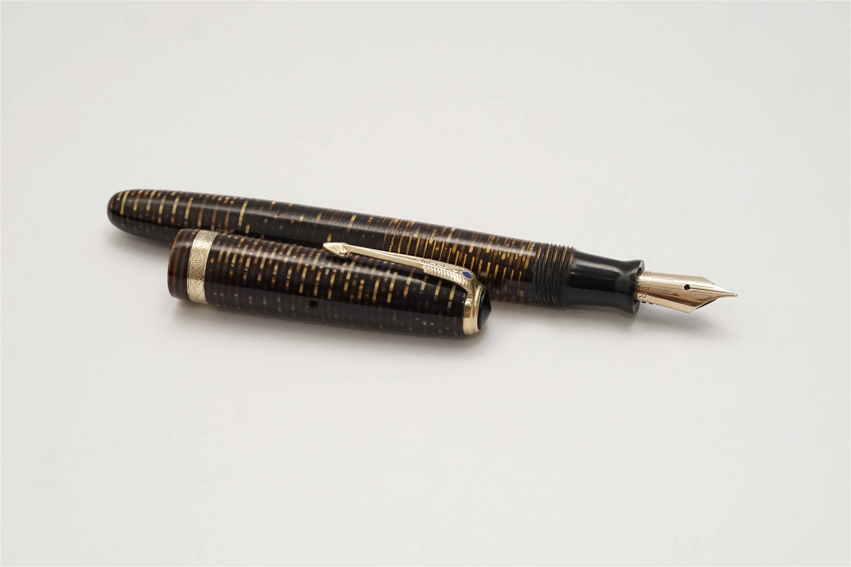 Bút máy Parker Vacumatic Gold Striped Blue Diamond 14K F