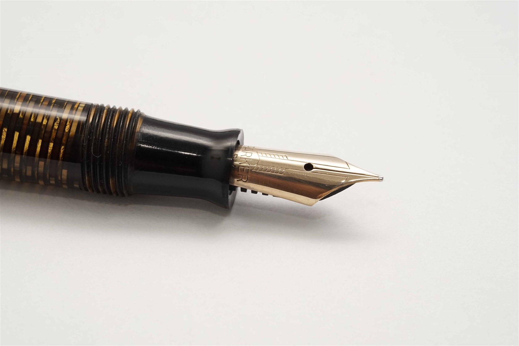 Bút máy Parker Vacumatic Gold Striped Blue Diamond 14K F