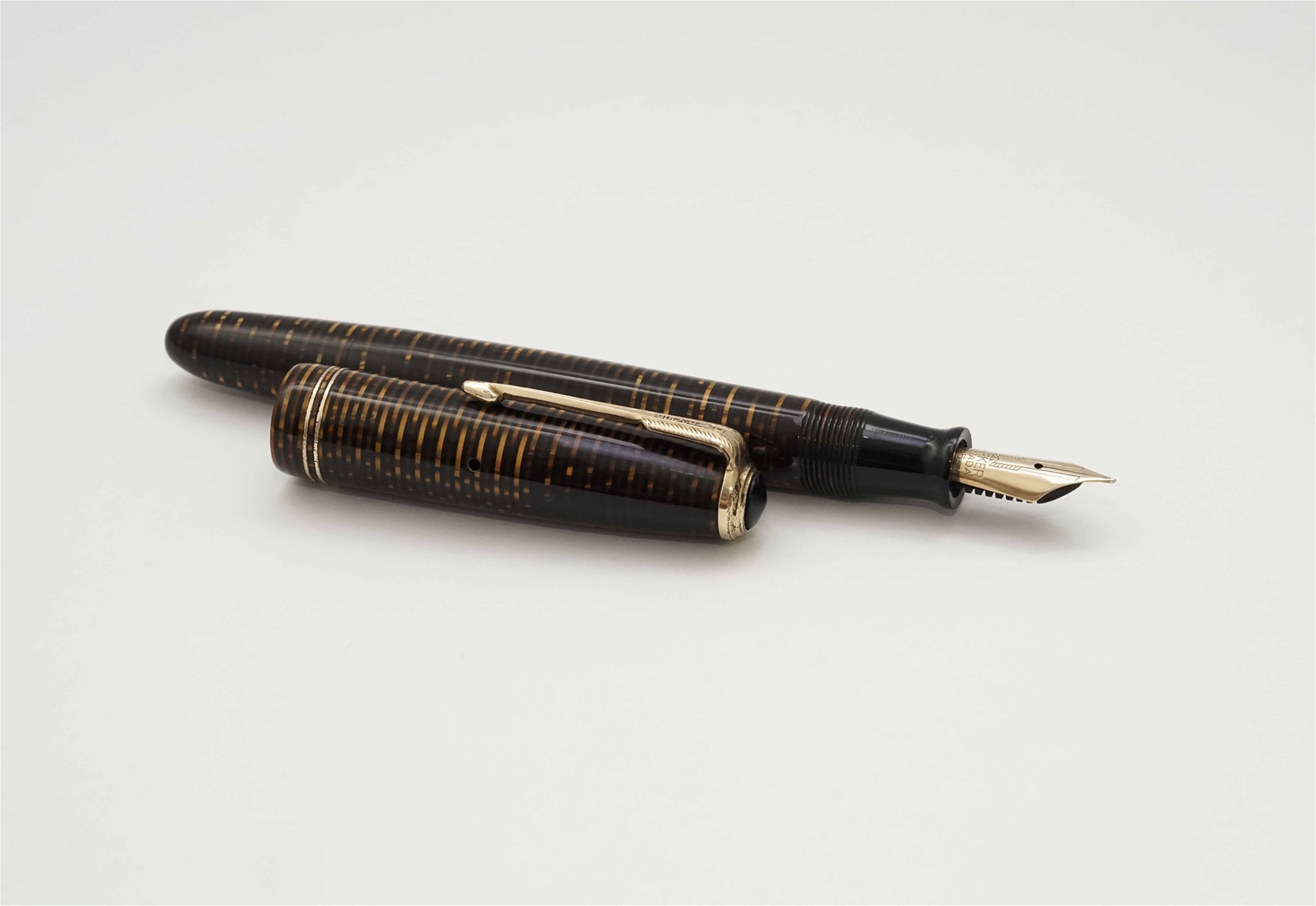 Bút máy Parker Vacumatic Golden Pearl Celluloid 14K F