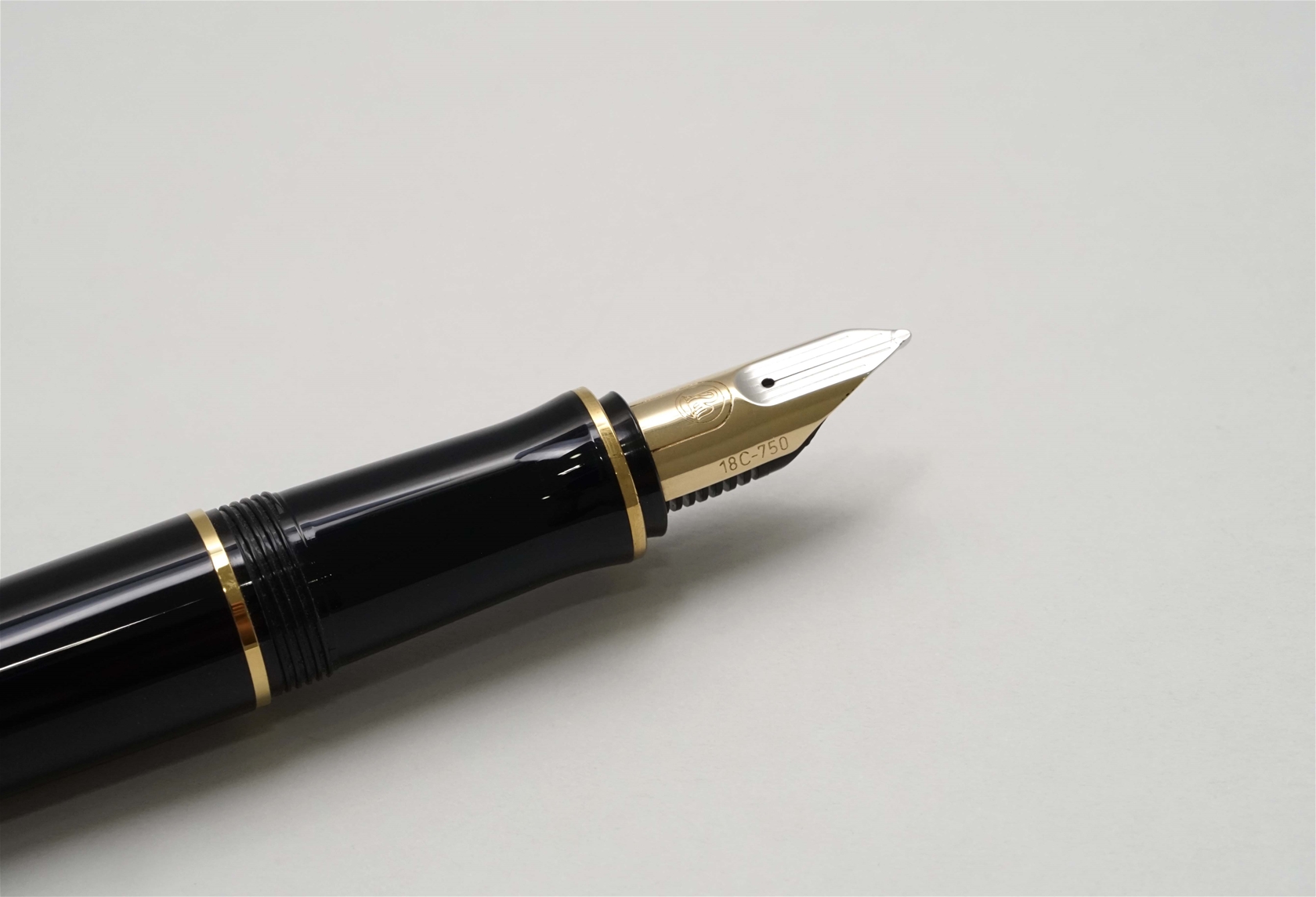 Bút máy Pelikan Ductus P3110 Black & Gold 18K M