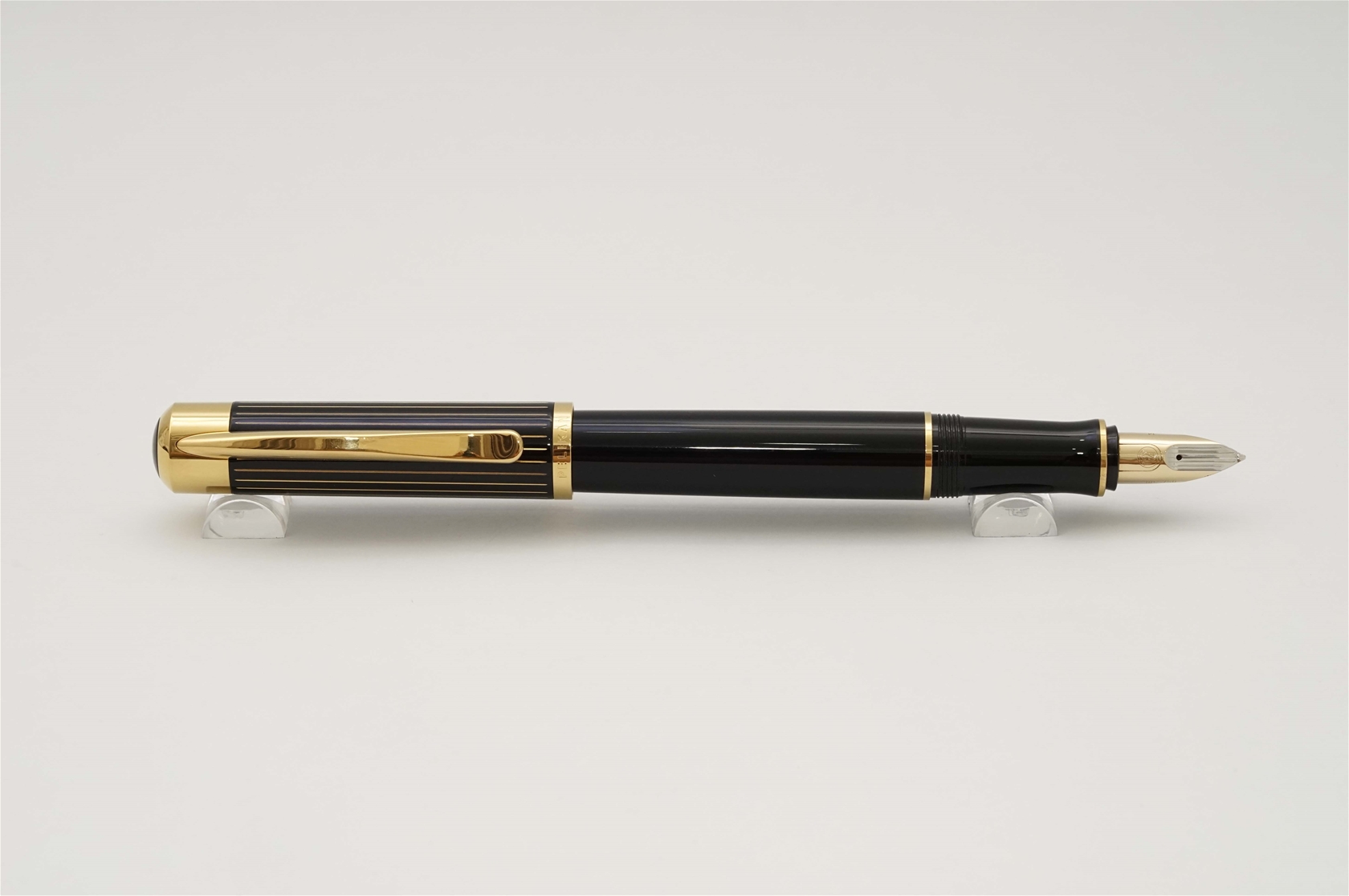 Bút máy Pelikan Ductus P3110 Black & Gold 18K M