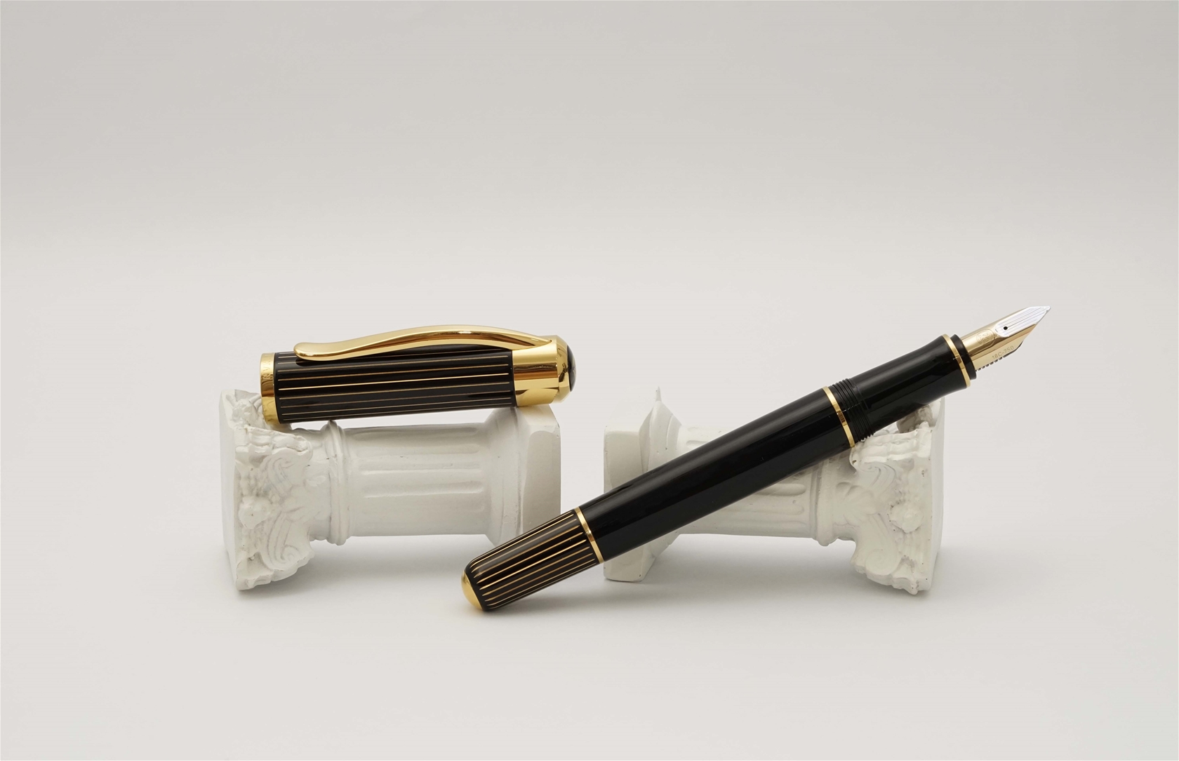 Bút máy Pelikan Ductus P3110 Black & Gold 18K M