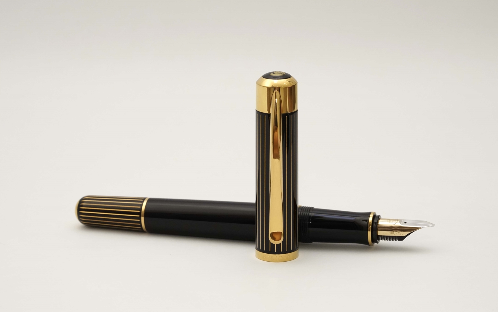 Bút máy Pelikan Ductus P3110 Black & Gold 18K M