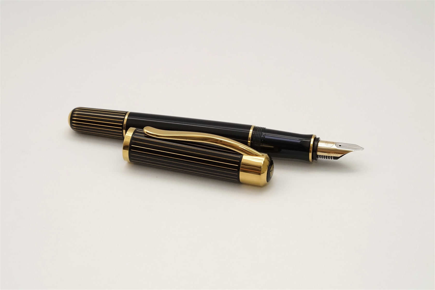 Bút máy Pelikan Ductus P3110 Black & Gold 18K M