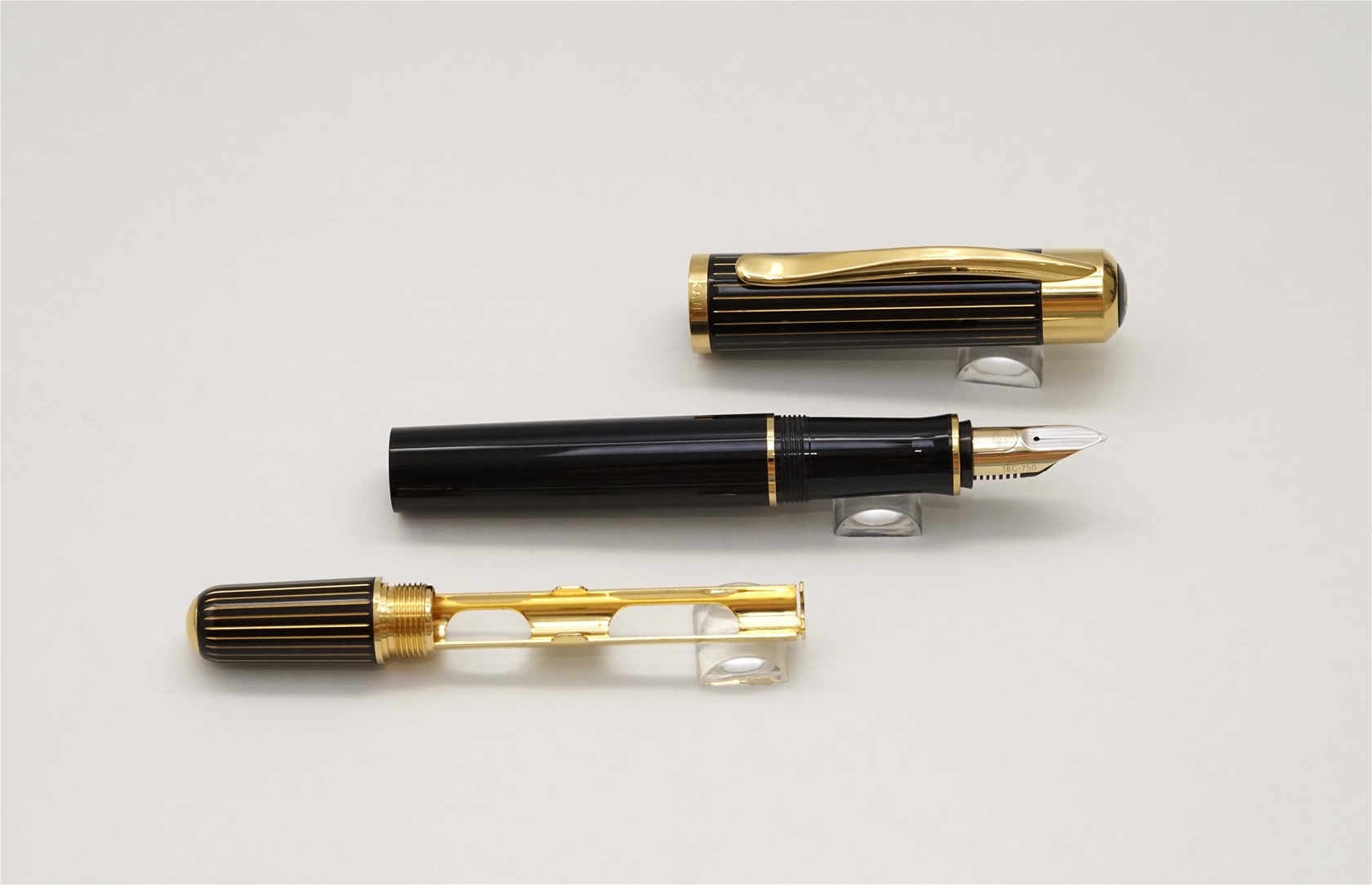 Bút máy Pelikan Ductus P3110 Black & Gold 18K M