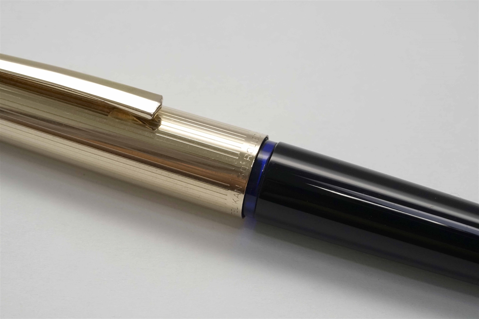 Bút máy Pelikan M30 Rolled Gold 14K F