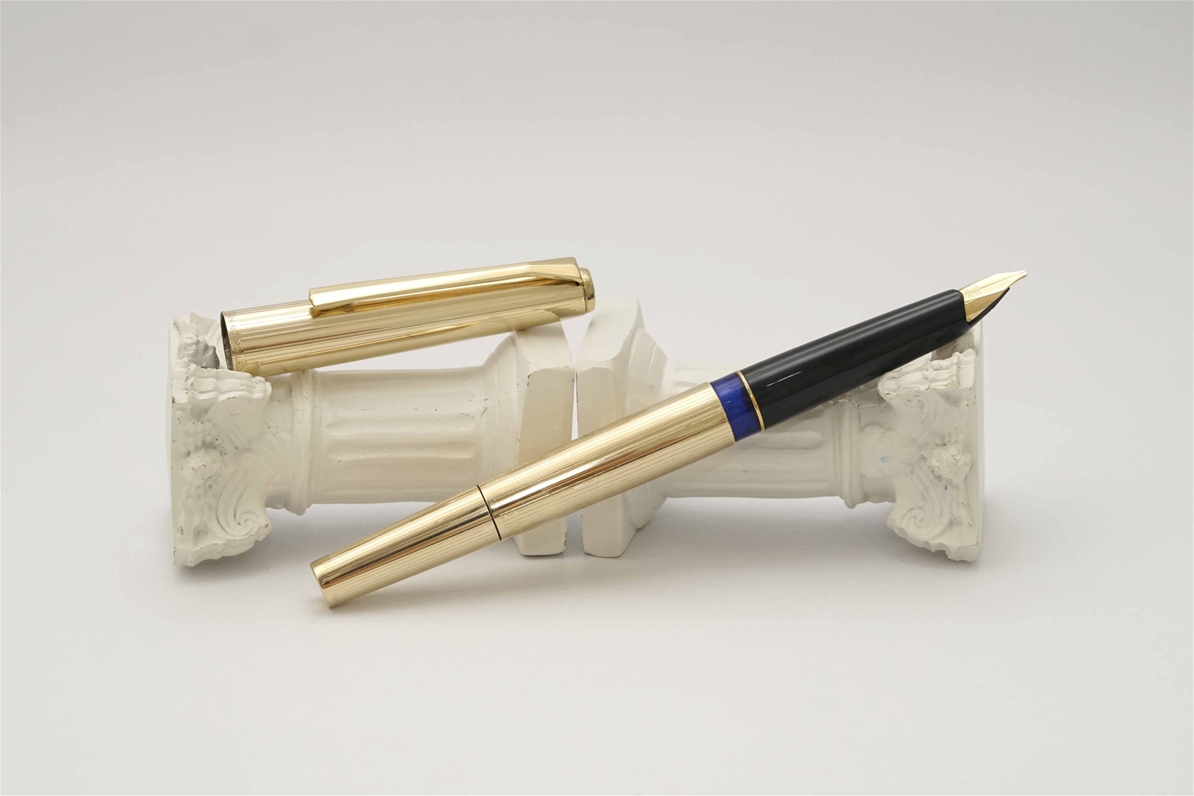 Bút máy Pelikan M60 Rolled Gold Pintripe Guilloche 14K B