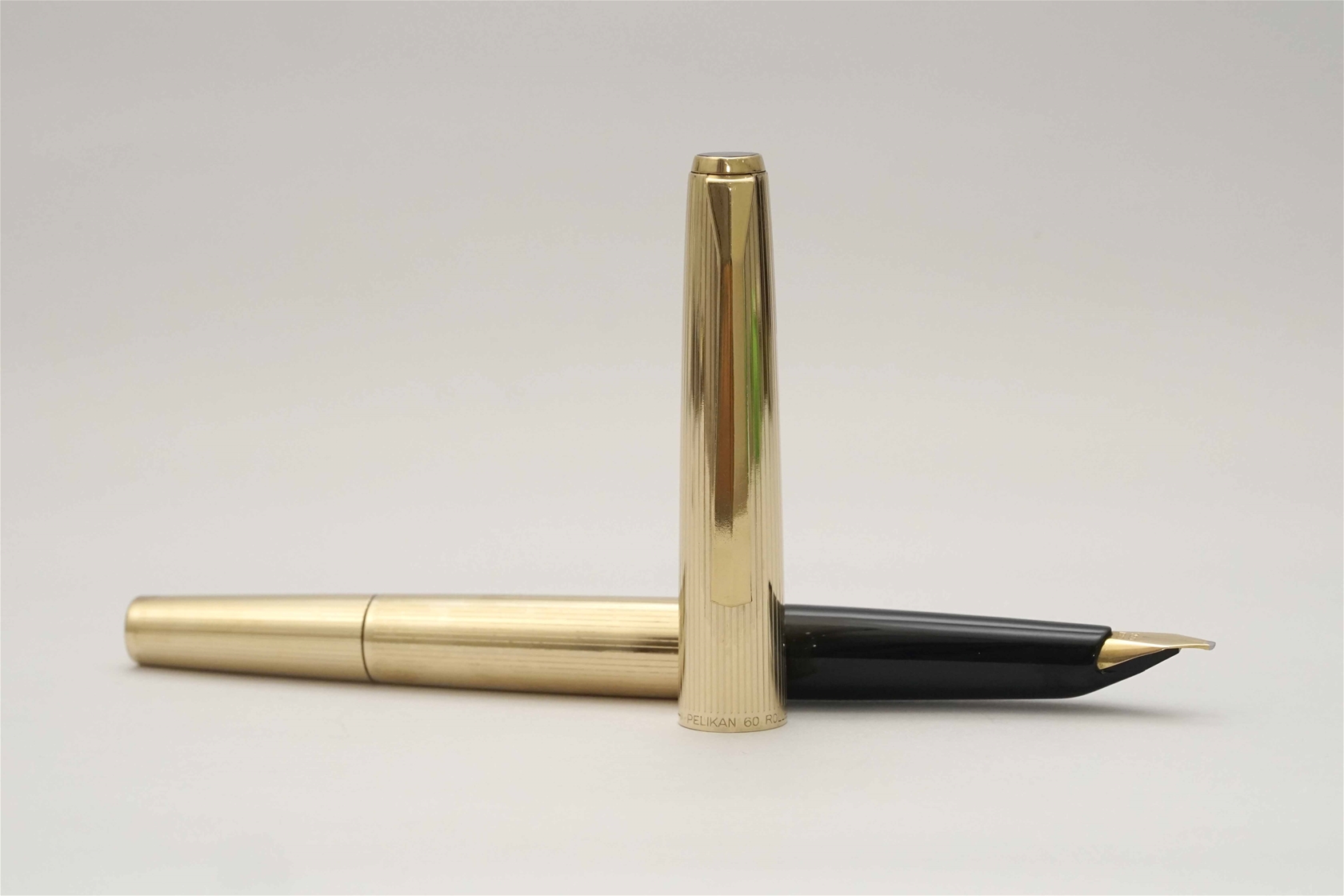 Bút máy Pelikan M60 Rolled Gold Pintripe Guilloche 14K B