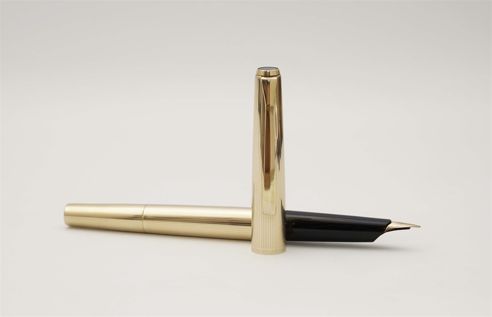 Bút máy Pelikan M60 Rolled Gold Pintripe Guilloche 14K F