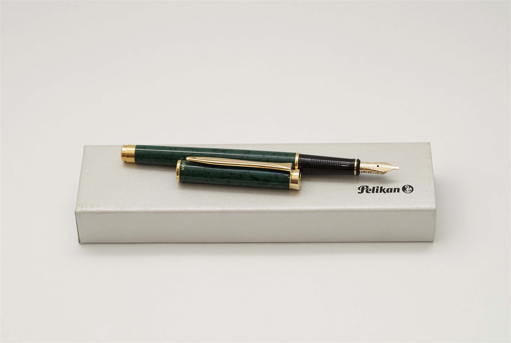 Bút máy Pelikan New Classic 381 Green Marbled 14C B