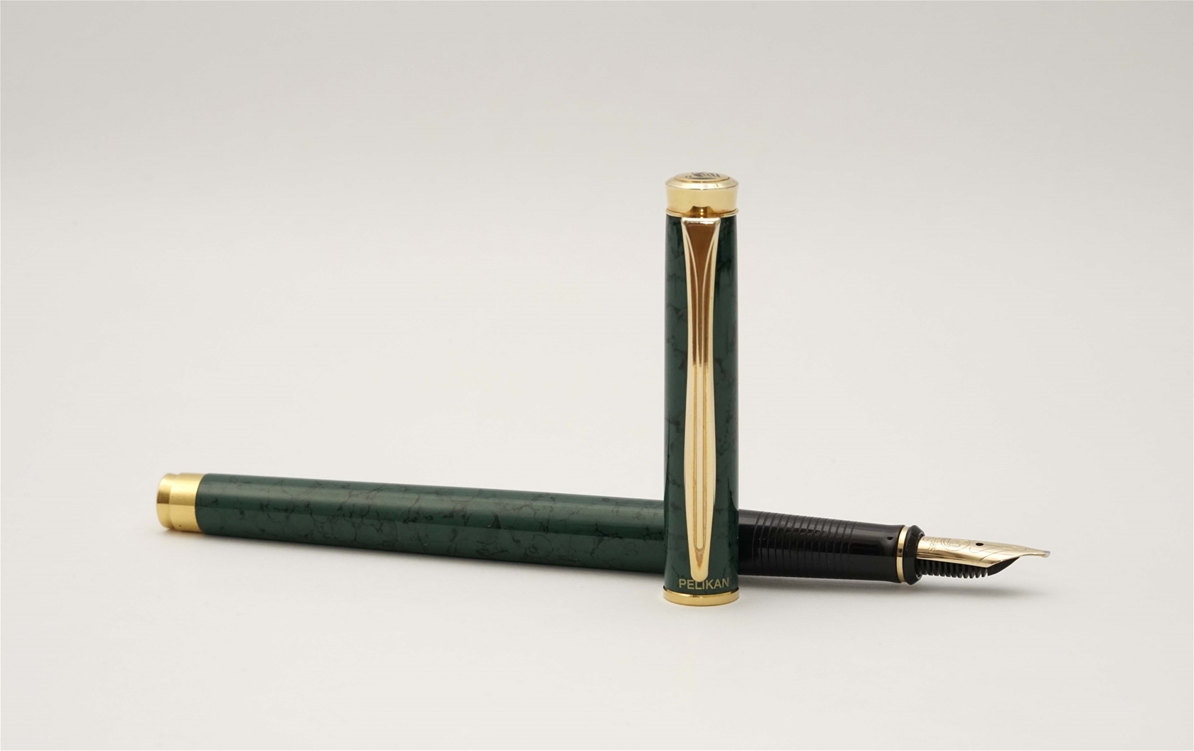 Bút máy Pelikan New Classic 381 Green Marbled 14C B