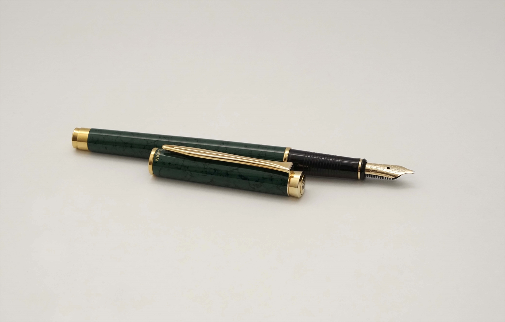 Bút máy Pelikan New Classic 381 Green Marbled 14C B