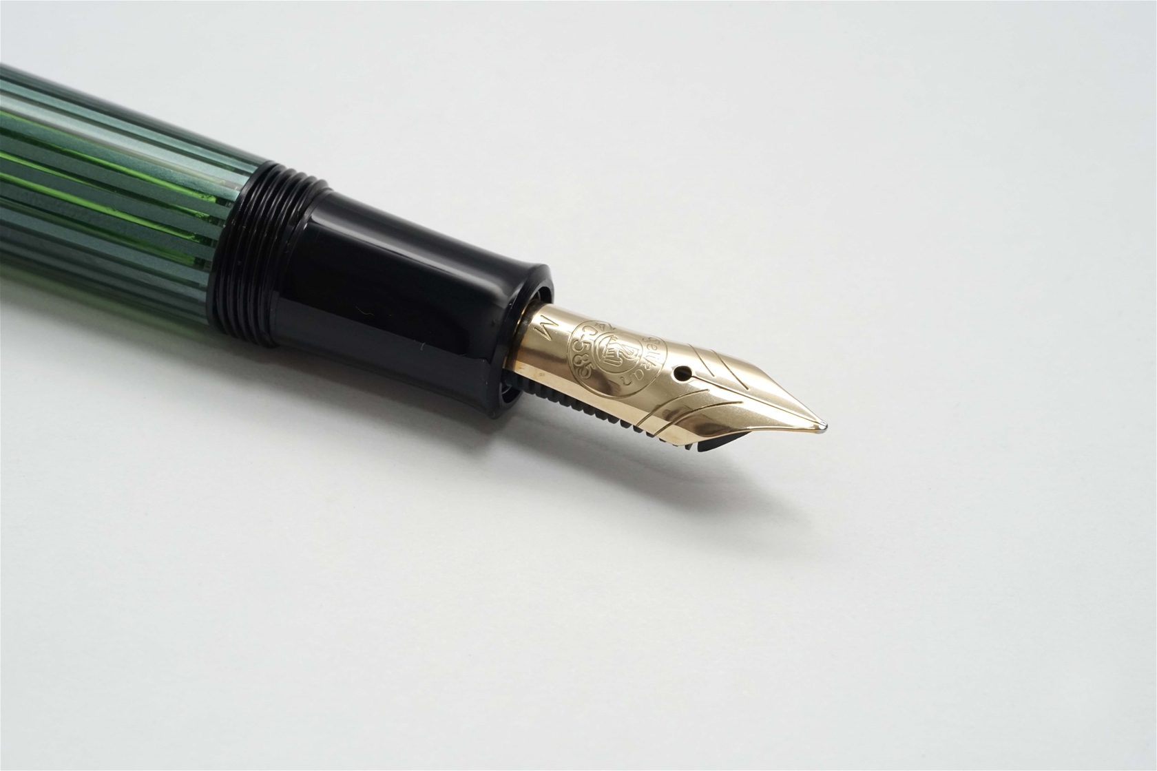 Bút máy Pelikan Souveran M400 Black Green Striped 14K M