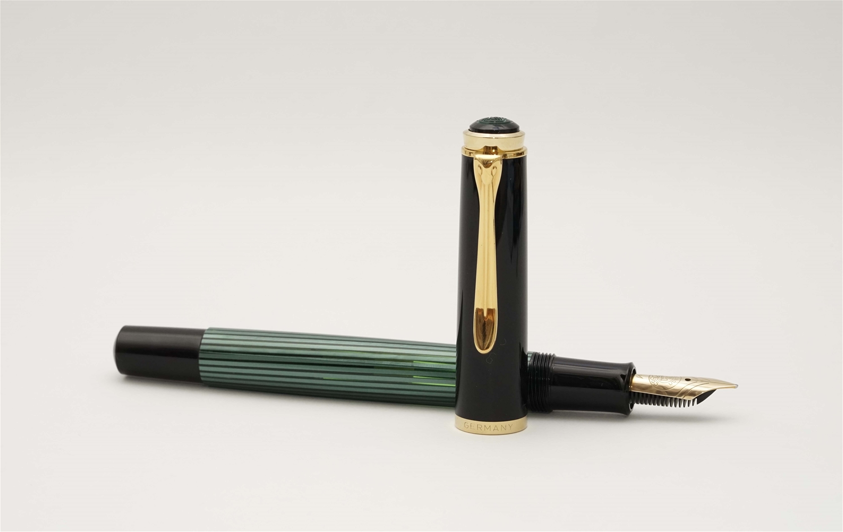 Bút máy Pelikan Souveran M400 Black Green Striped 14K M