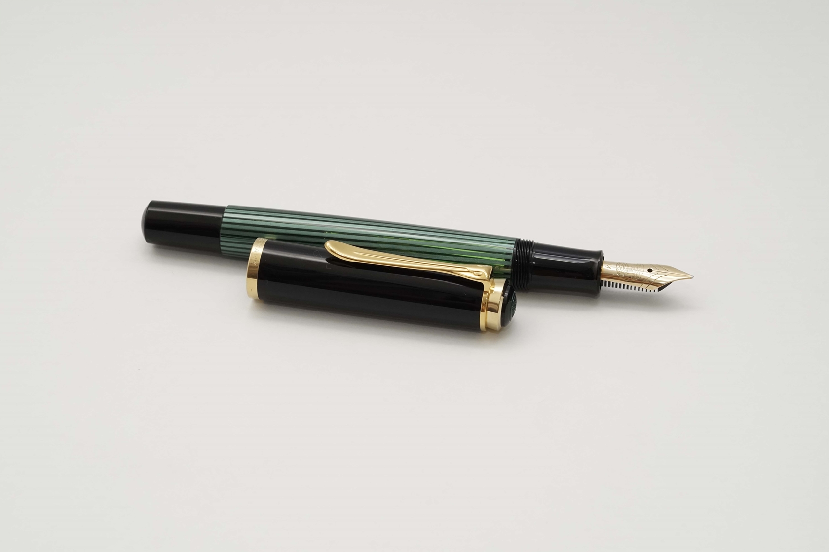 Bút máy Pelikan Souveran M400 Black Green Striped 14K M