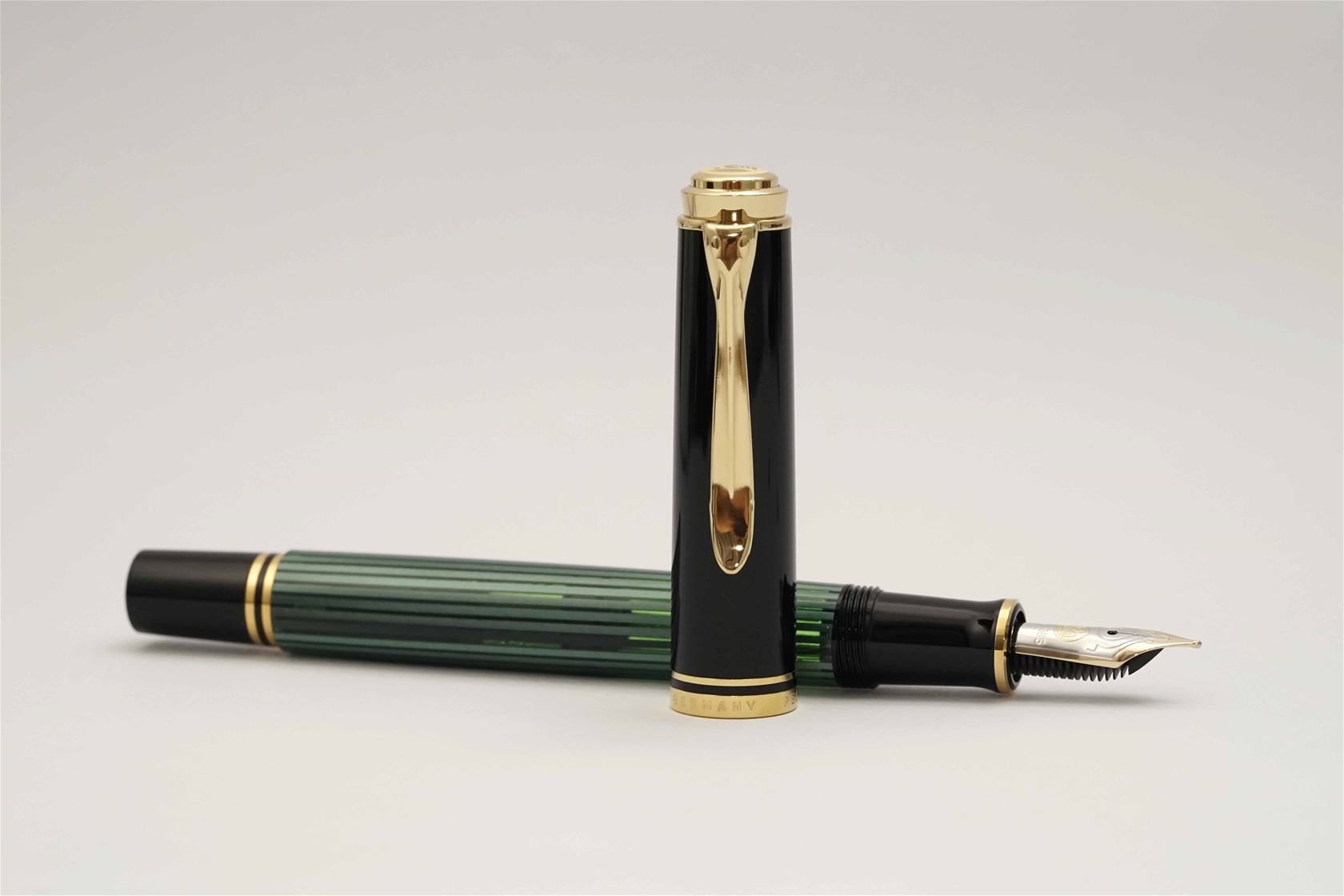 Bút máy Pelikan Souveran M400 Black & Green Striped 14K F