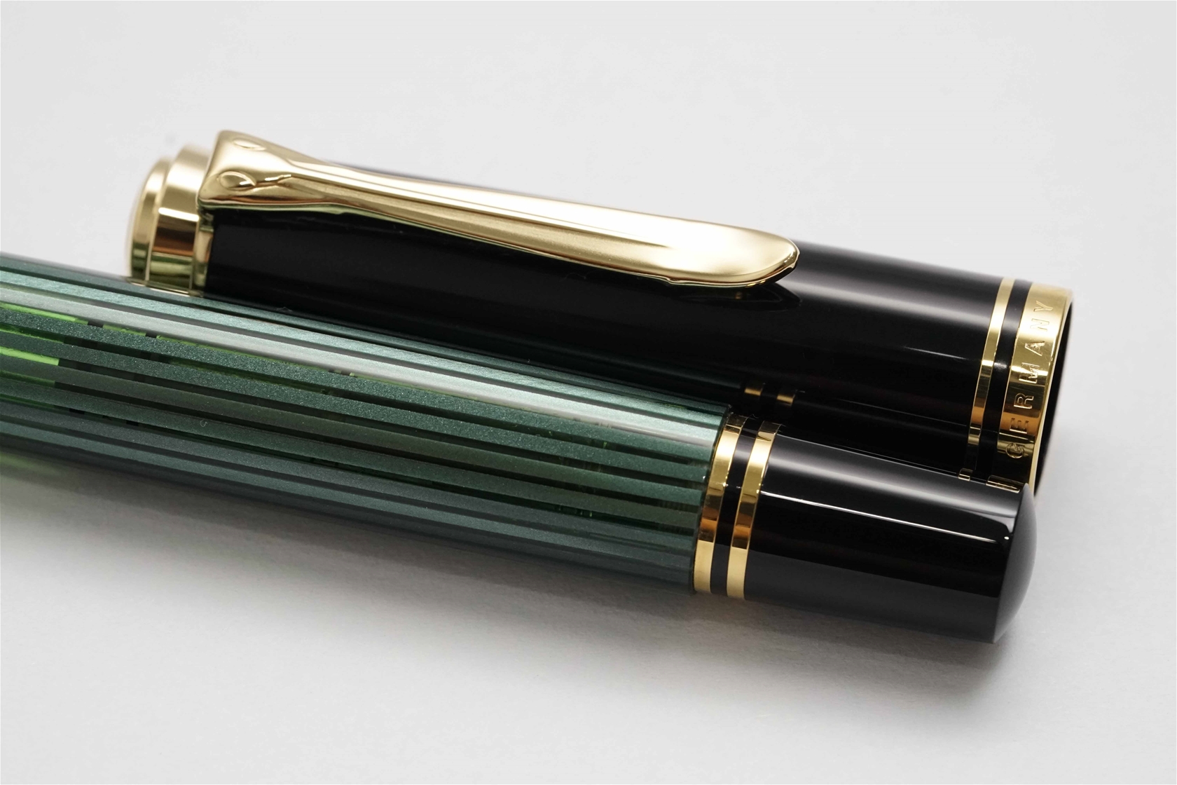 Bút máy Pelikan Souveran M400 Black & Green Striped 14K F