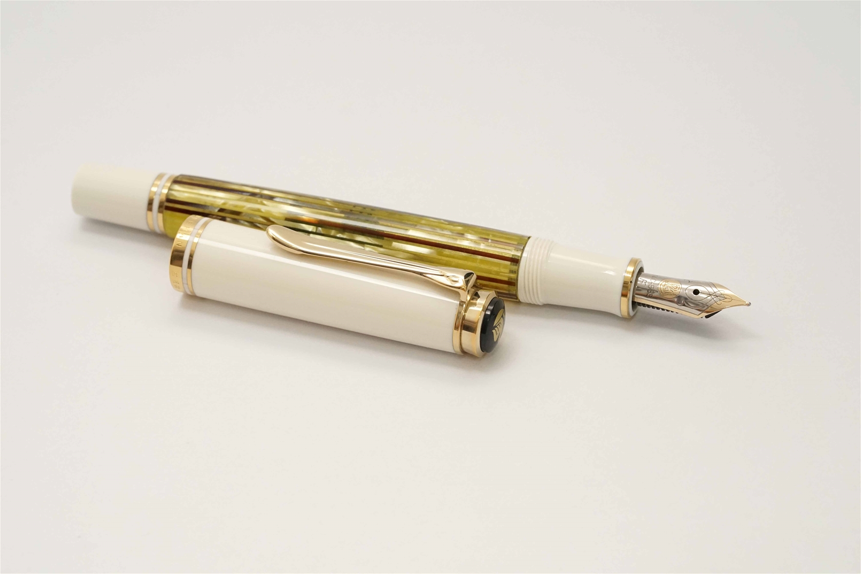 Bút máy Pelikan Souveran M400 White Tortoise 14K F