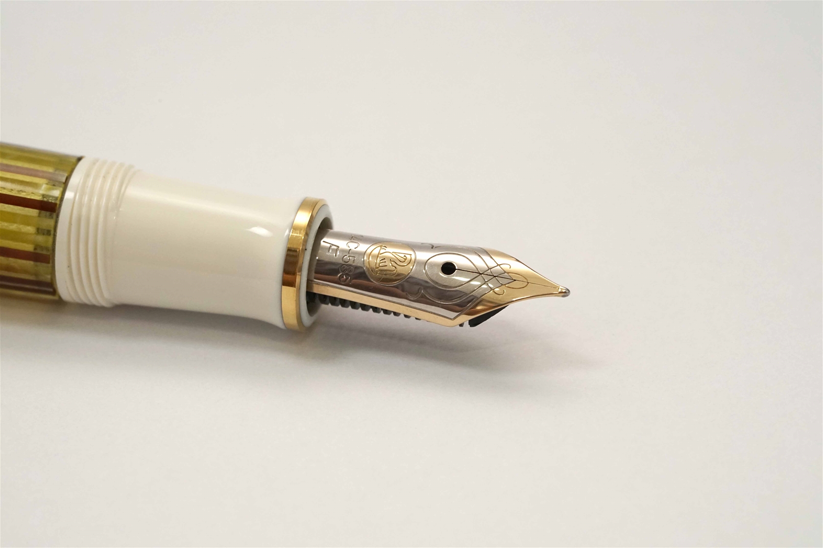 Bút máy Pelikan Souveran M400 White Tortoise 14K F