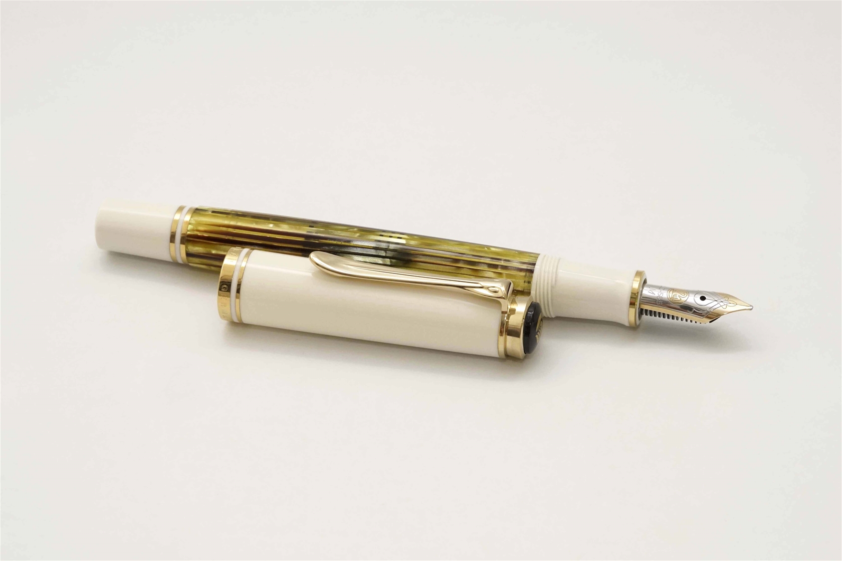 Bút máy Pelikan Souveran M400 White Tortoise 14K M