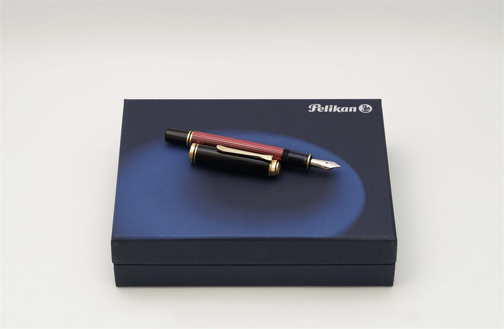 Bút máy Pelikan Souveran M600 Black & Red 14C F