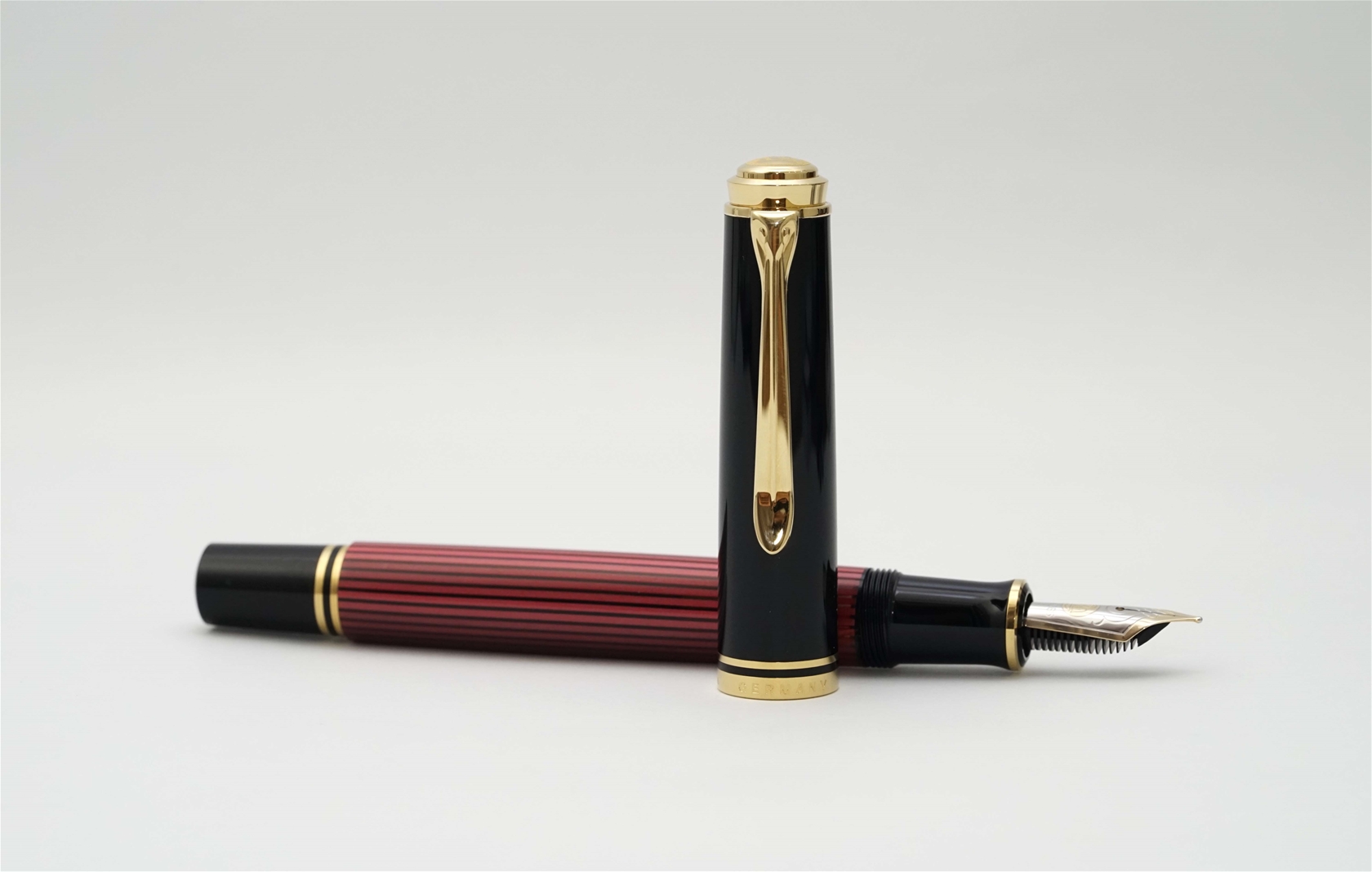 Bút máy Pelikan Souveran M600 Black & Red 14C F