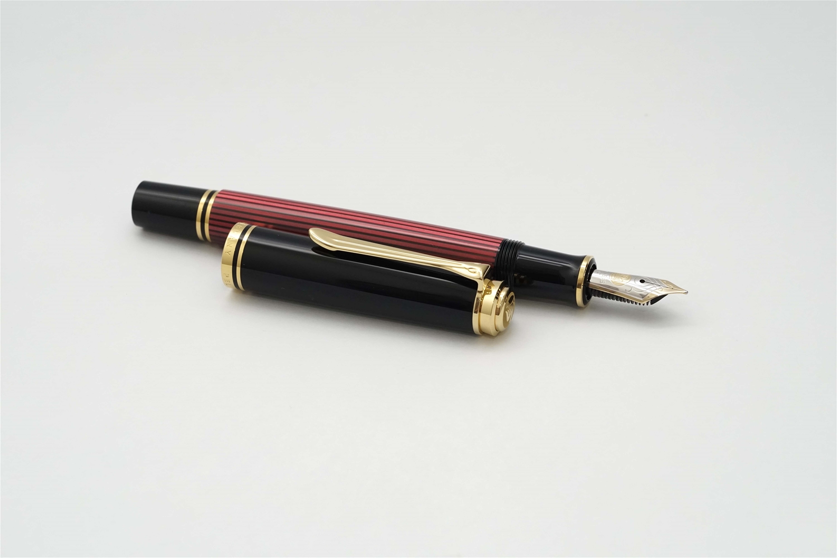 Bút máy Pelikan Souveran M600 Black & Red 14C F