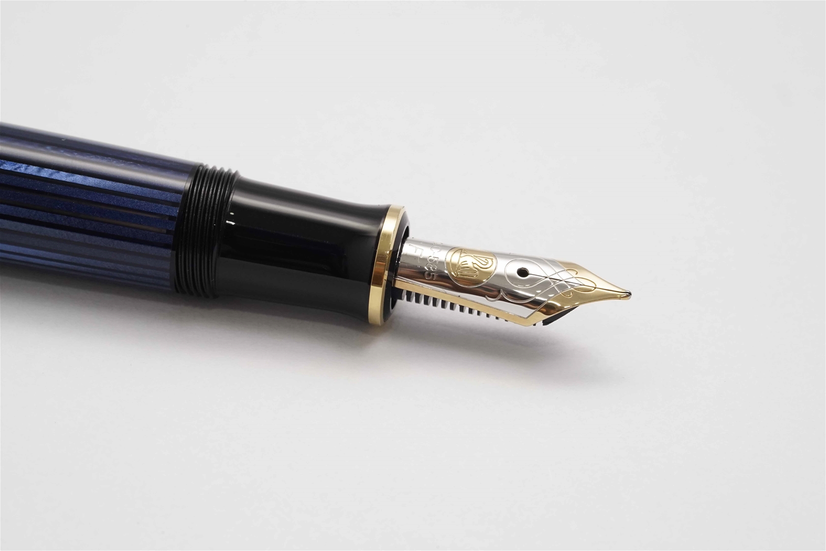 Bút máy Pelikan Souveran M600 Blue Stripe 14K F