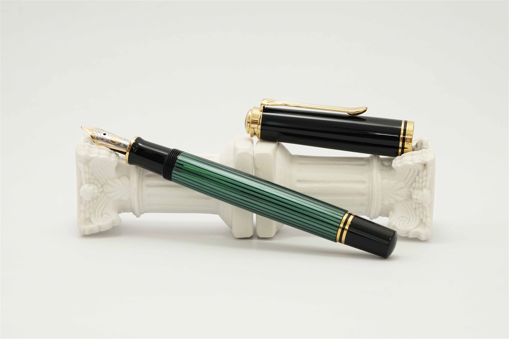 Bút máy Pelikan Souveran M600 Black Green 14K EF