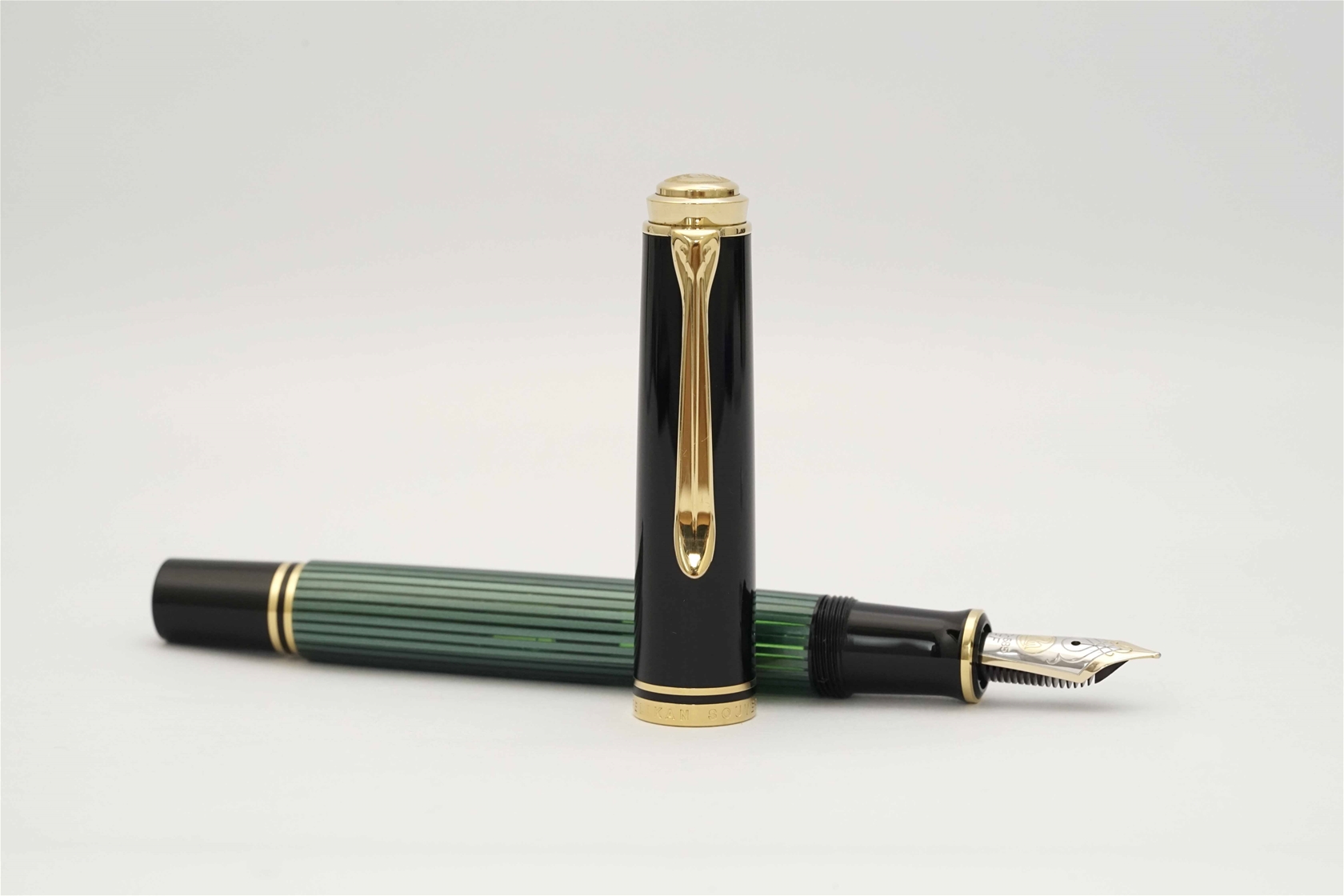 Bút máy Pelikan Souveran M600 Black Green 14K EF