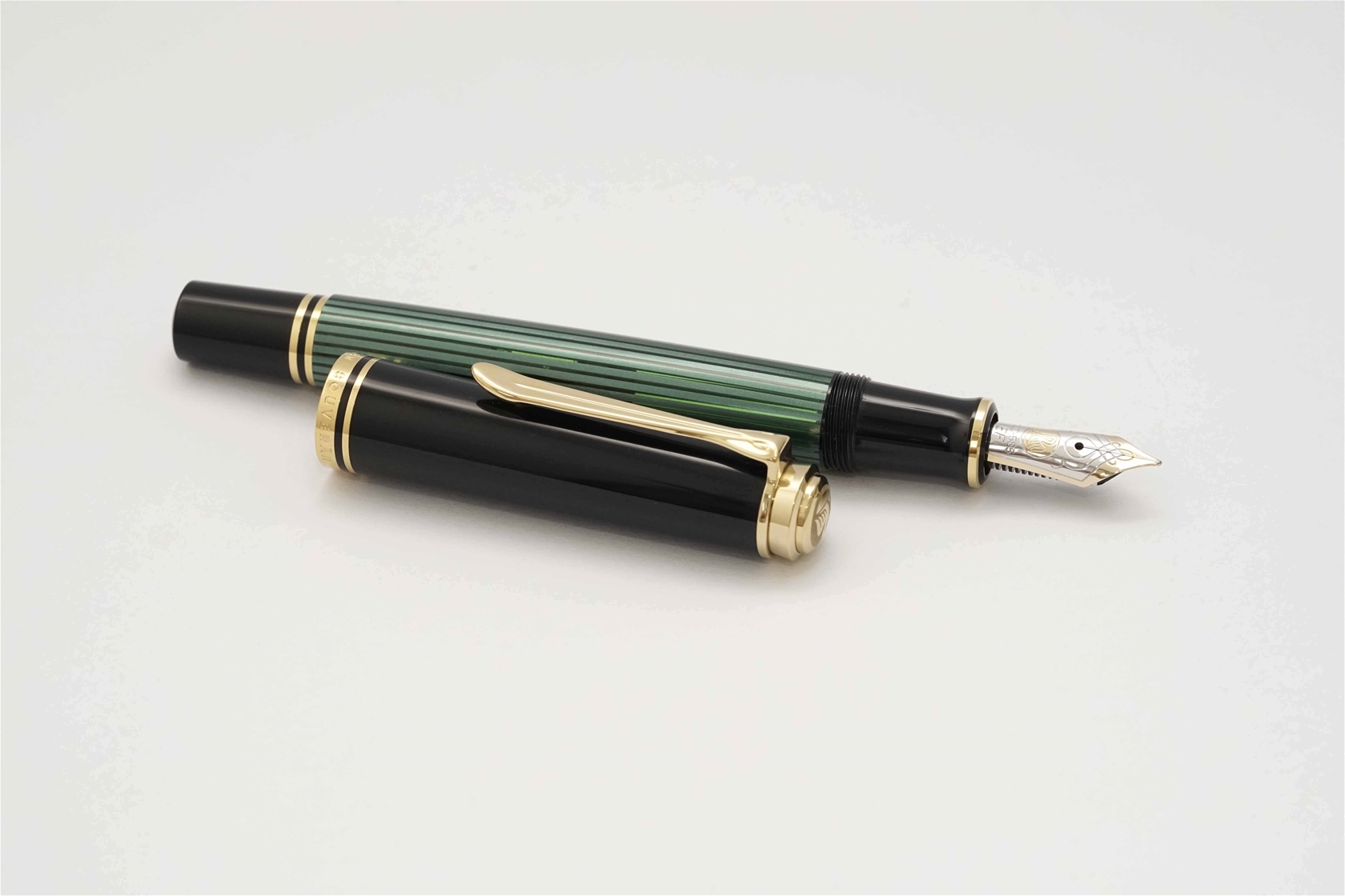 Bút máy Pelikan Souveran M600 Black Green 14K EF