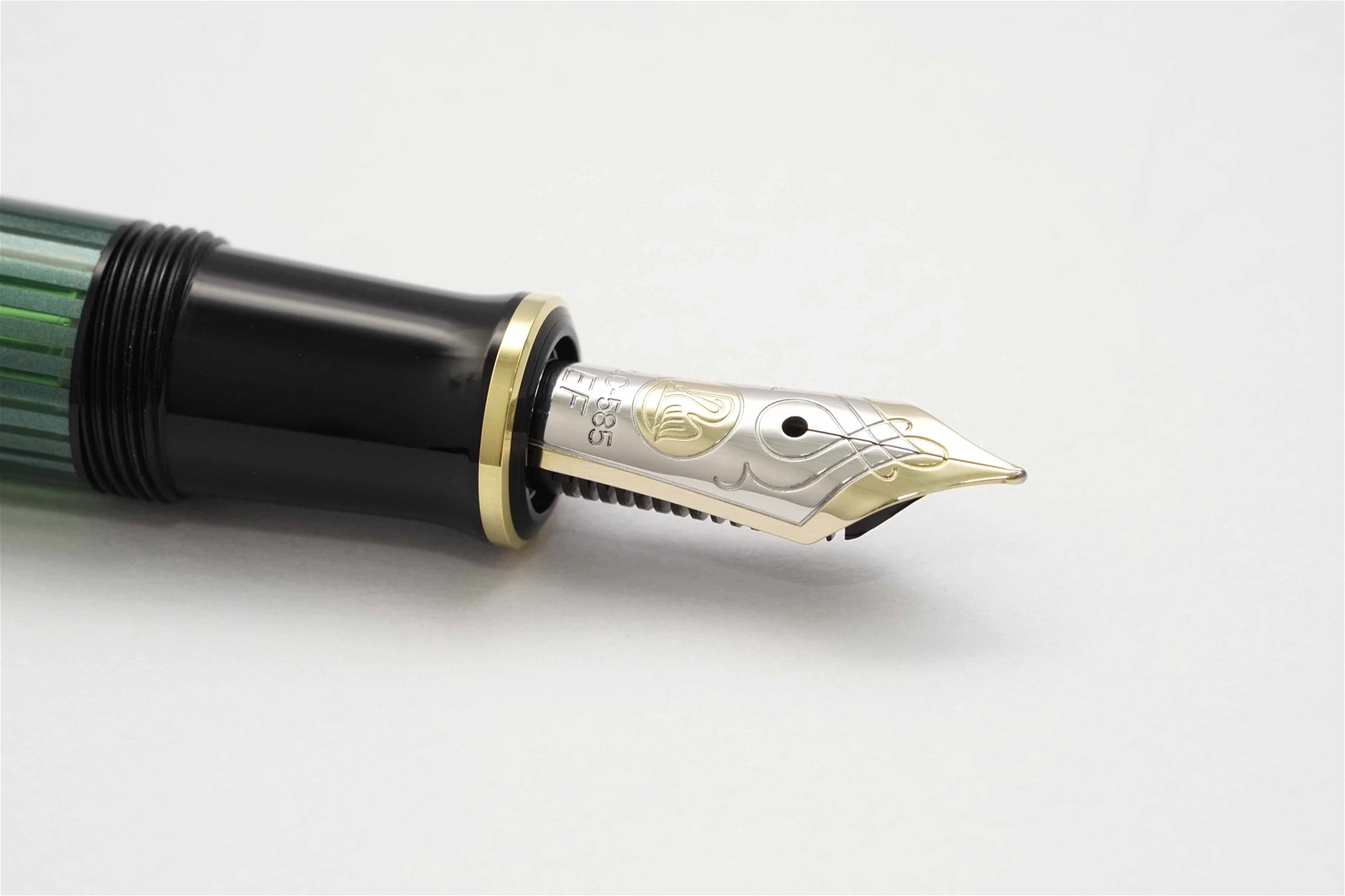 Bút máy Pelikan Souveran M600 Black Green 14K EF