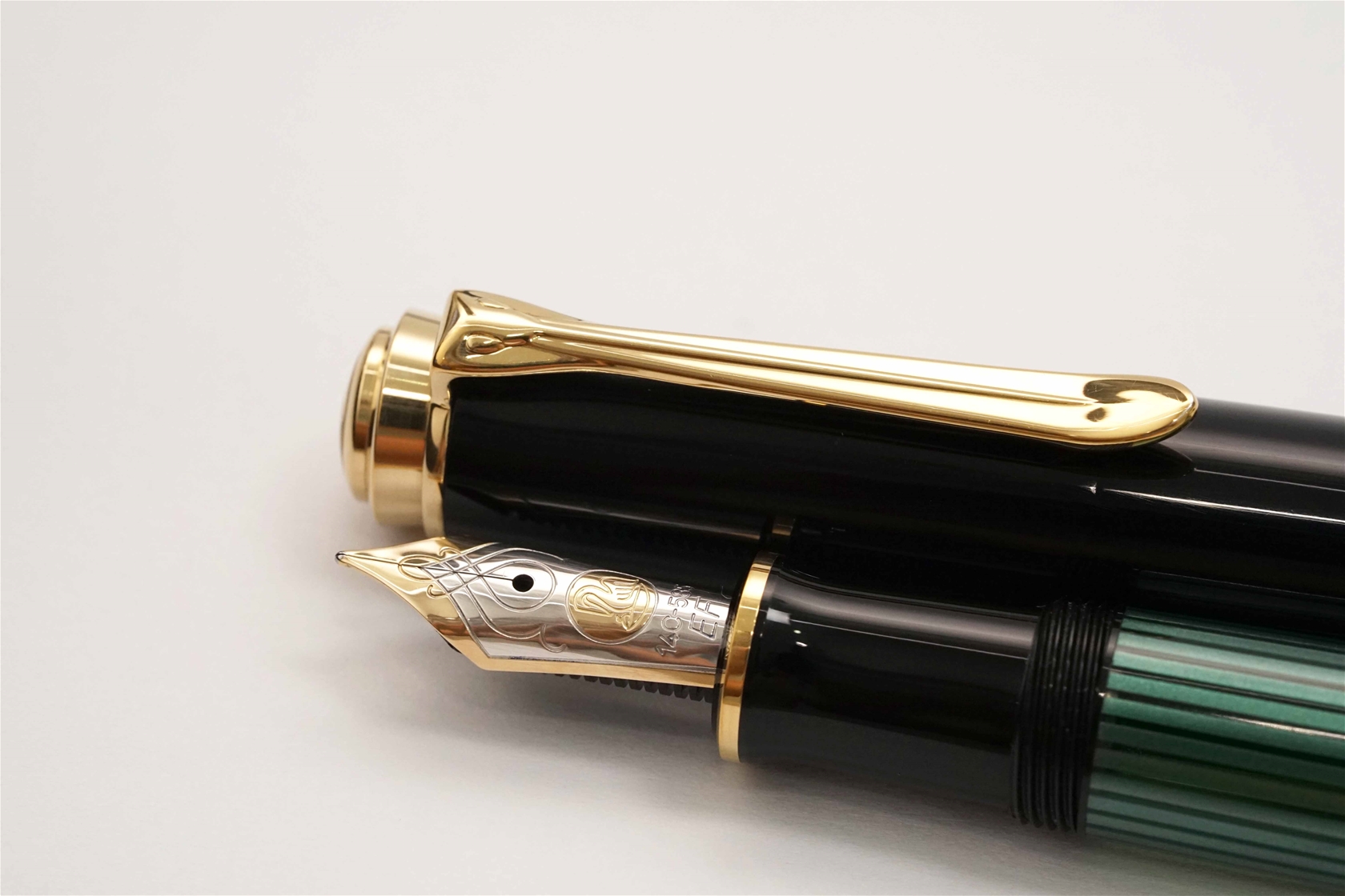 Bút máy Pelikan Souveran M600 Black Green 14K EF