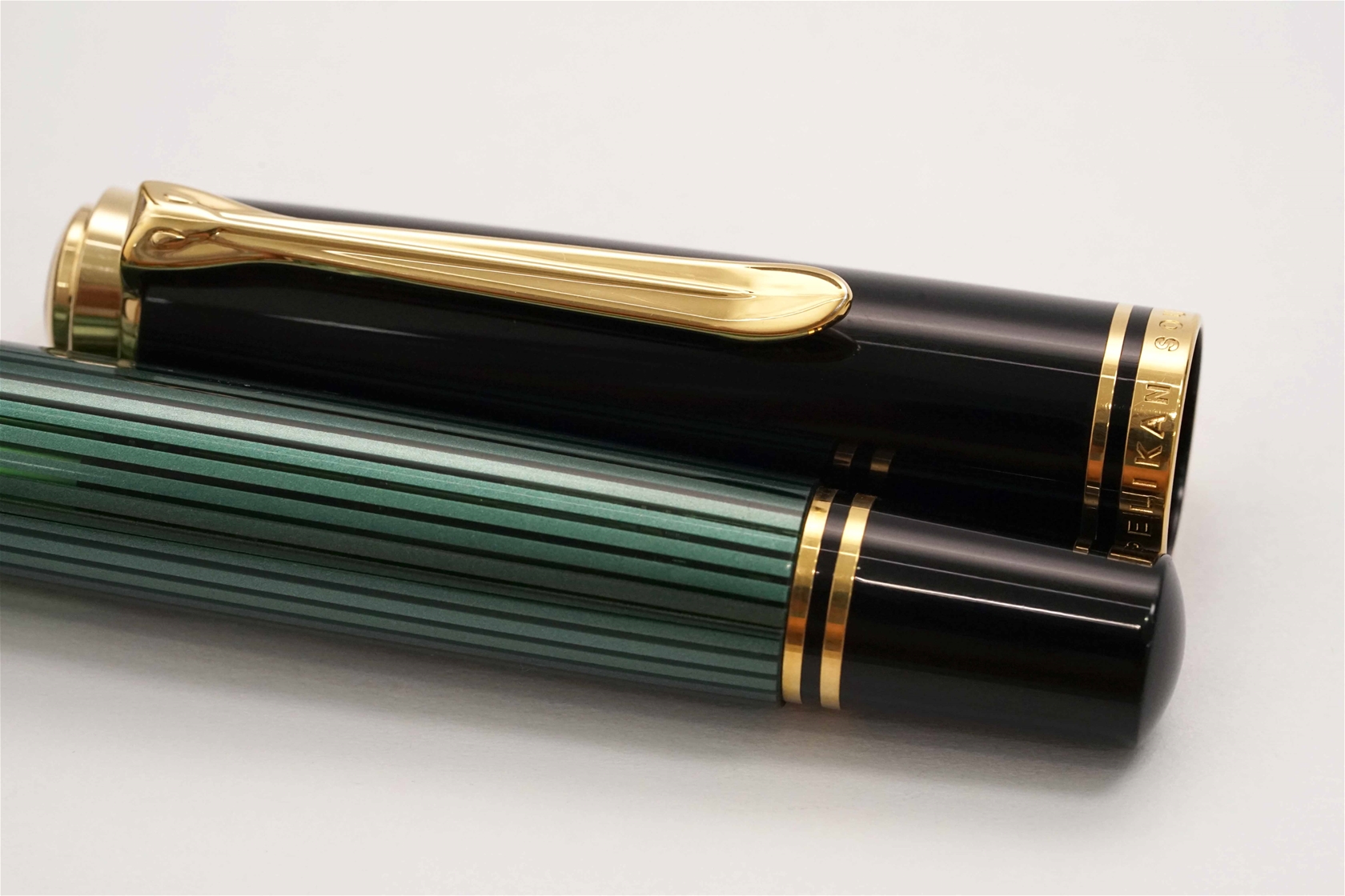 Bút máy Pelikan Souveran M600 Black Green 14K EF