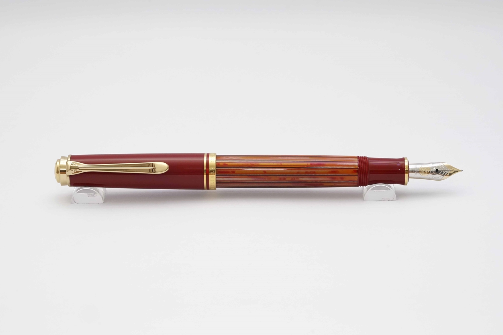 Bút máy Pelikan Souveran M600 Tortoiseshell-Red 14K F