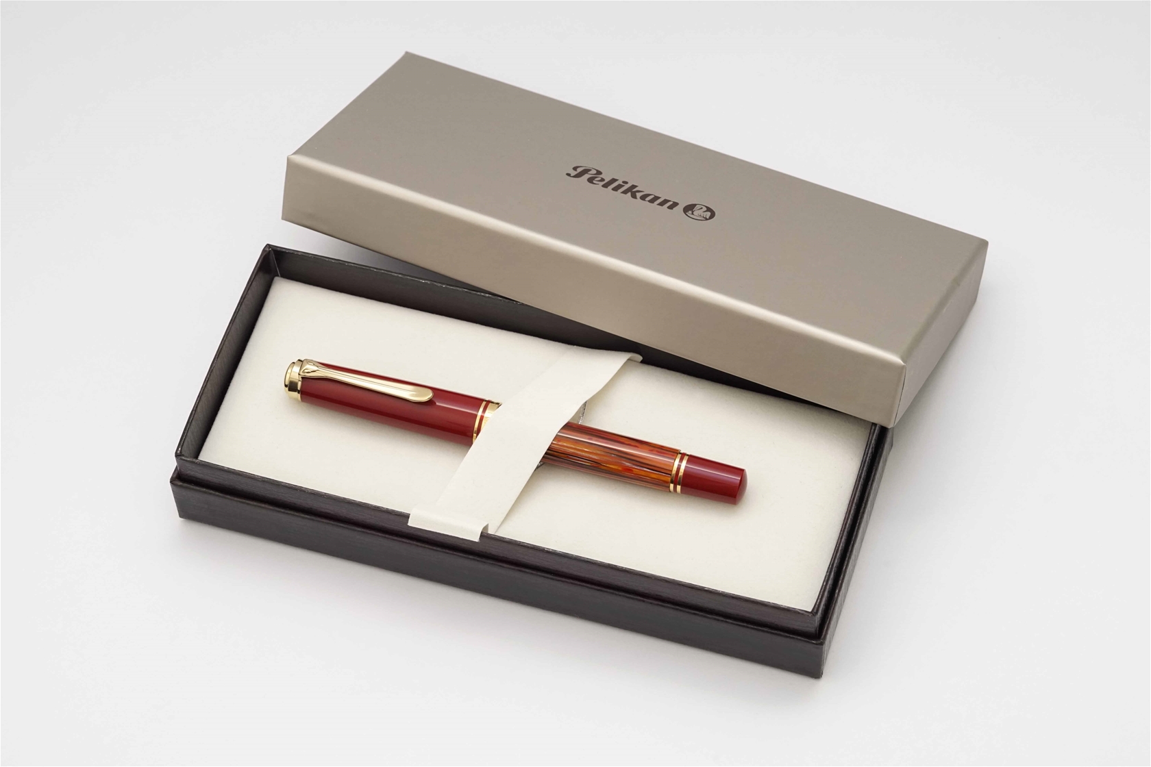 Bút máy Pelikan Souveran M600 Tortoiseshell-Red 14K F