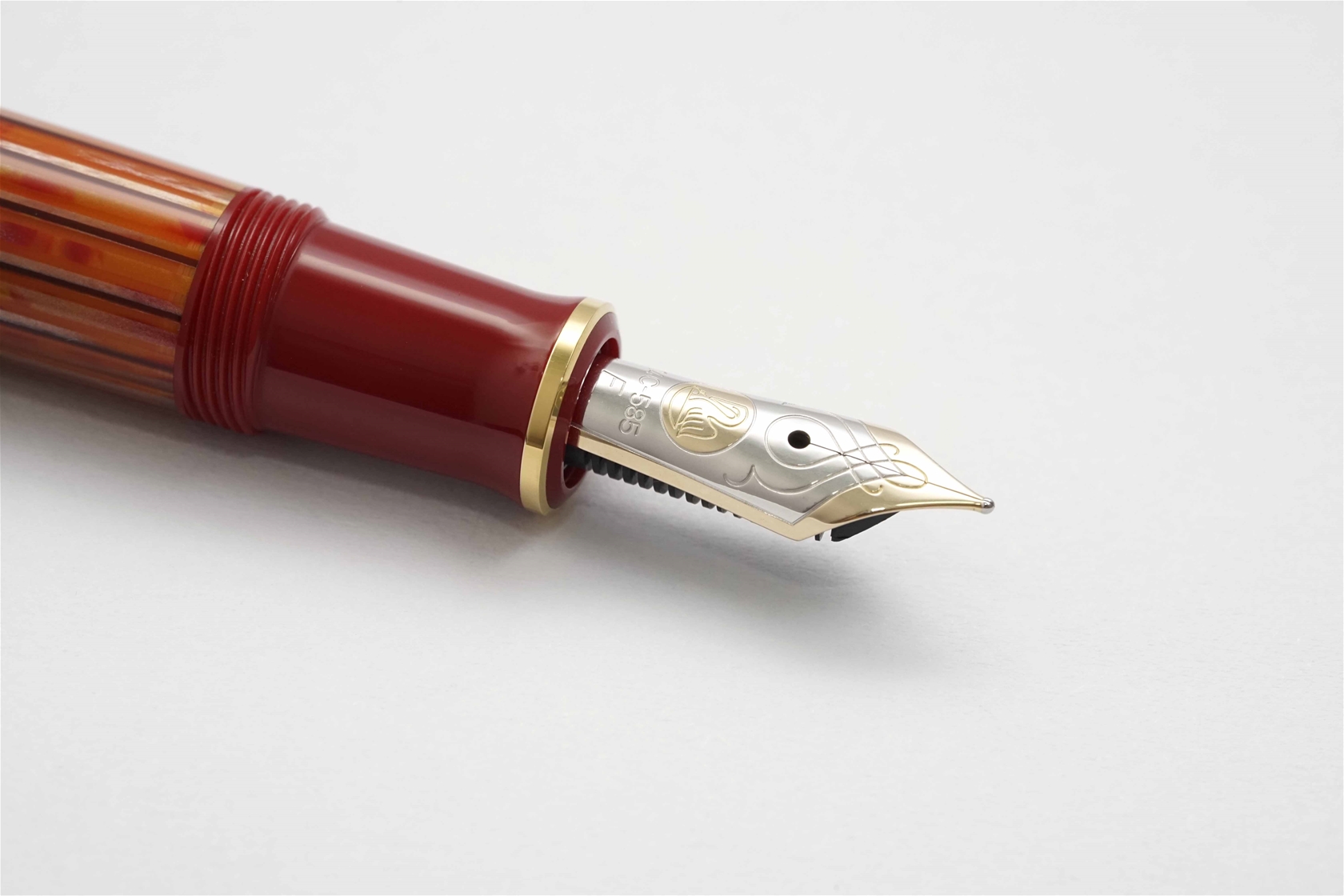 Bút máy Pelikan Souveran M600 Tortoiseshell-Red 14K F