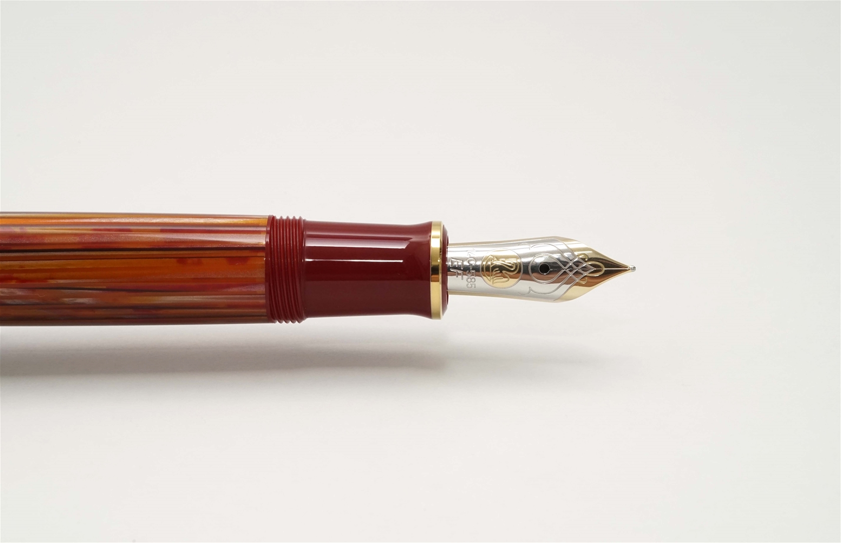 Bút máy Pelikan Souveran M600 Tortoiseshell-Red 14K EF