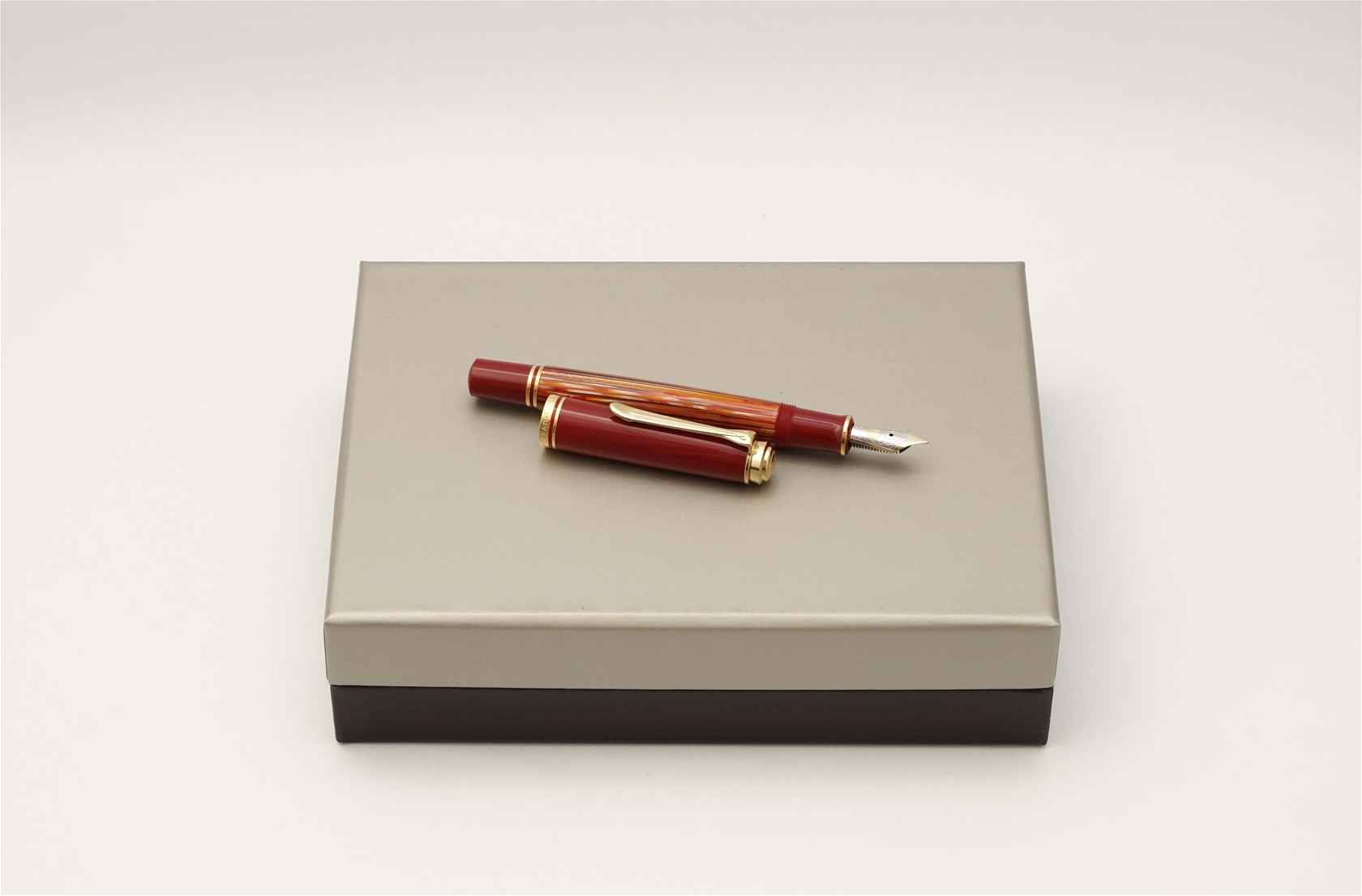 Bút máy Pelikan Souveran M600 Tortoiseshell-Red 14K EF