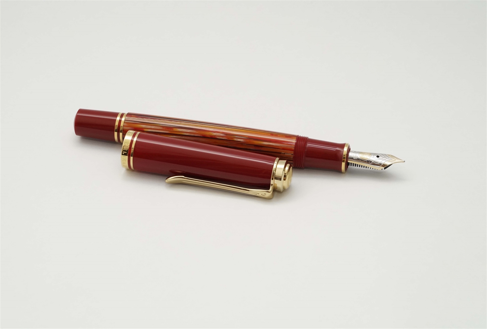 Bút máy Pelikan Souveran M600 Tortoiseshell-Red 14K EF