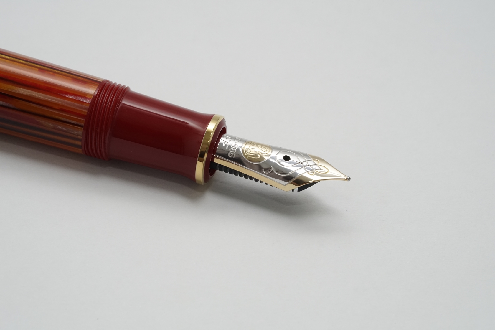 Bút máy Pelikan Souveran M600 Tortoiseshell-Red 14K EF