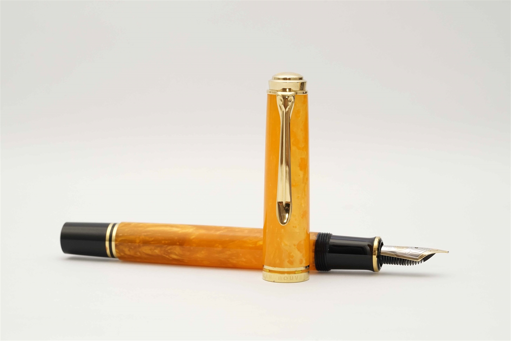 Bút máy Pelikan Souveran M600 Vibrant Orange 14K EF