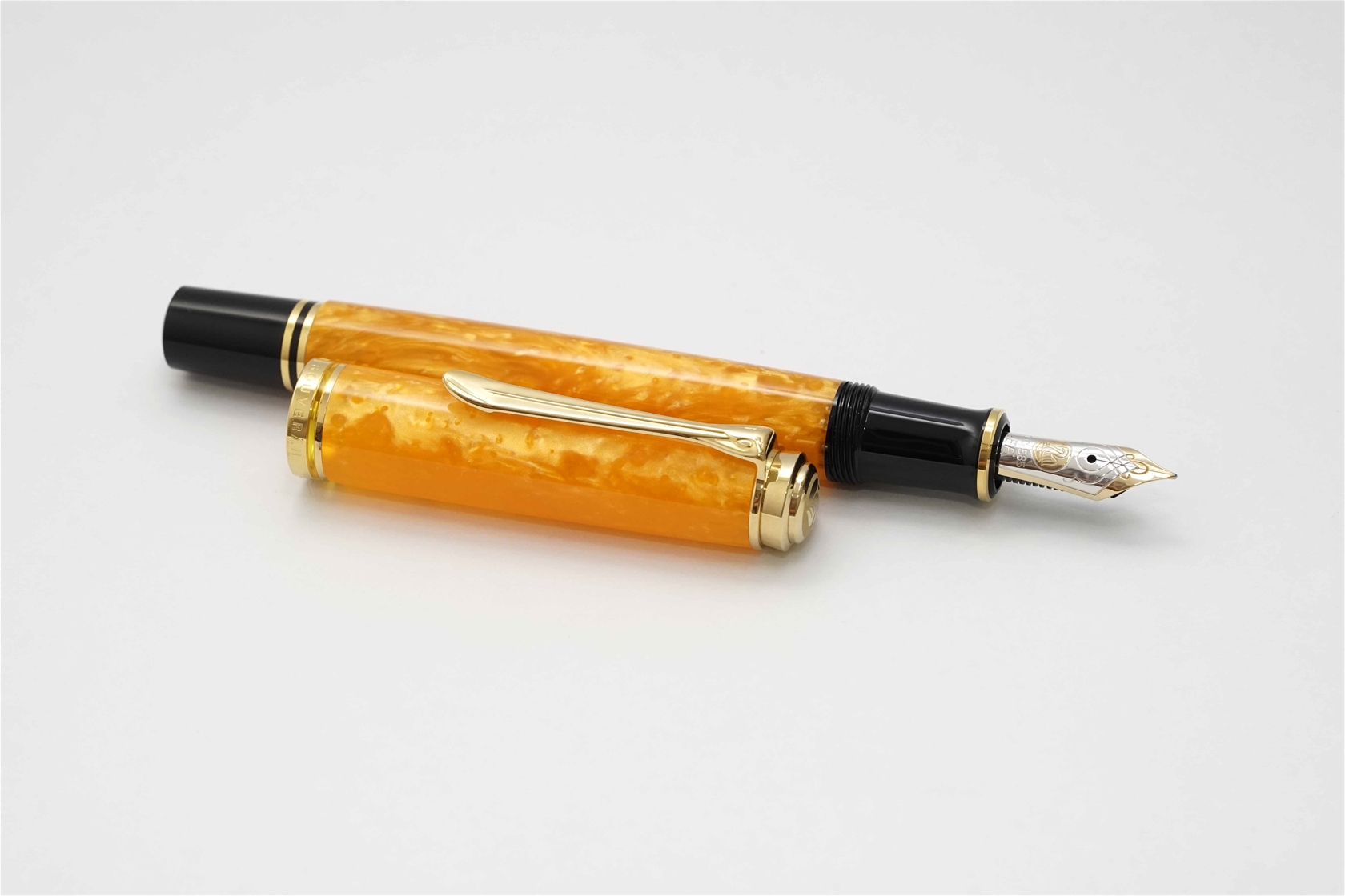 Bút máy Pelikan Souveran M600 Vibrant Orange 14K EF