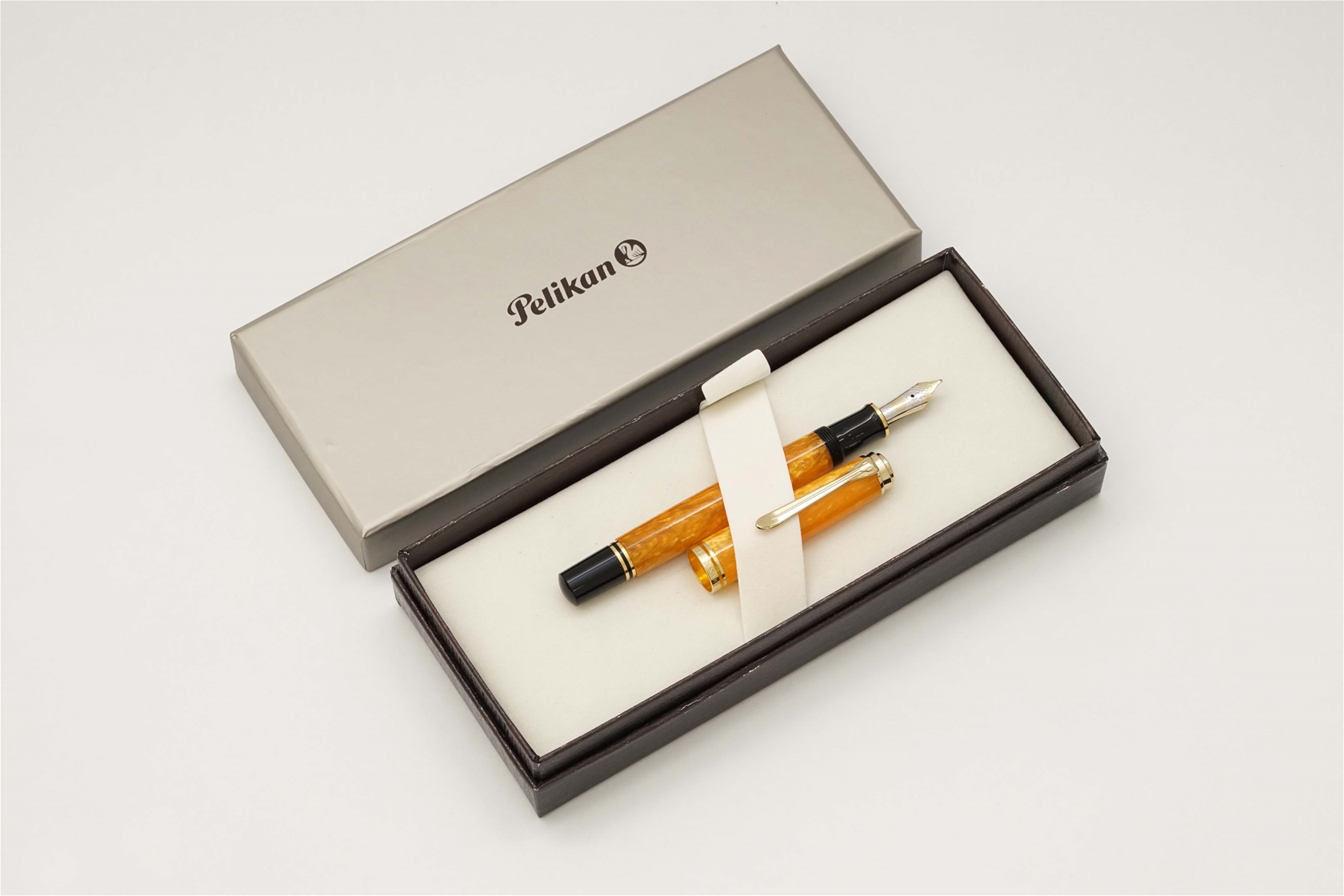 Bút máy Pelikan Souveran M600 Vibrant Orange 14K M 