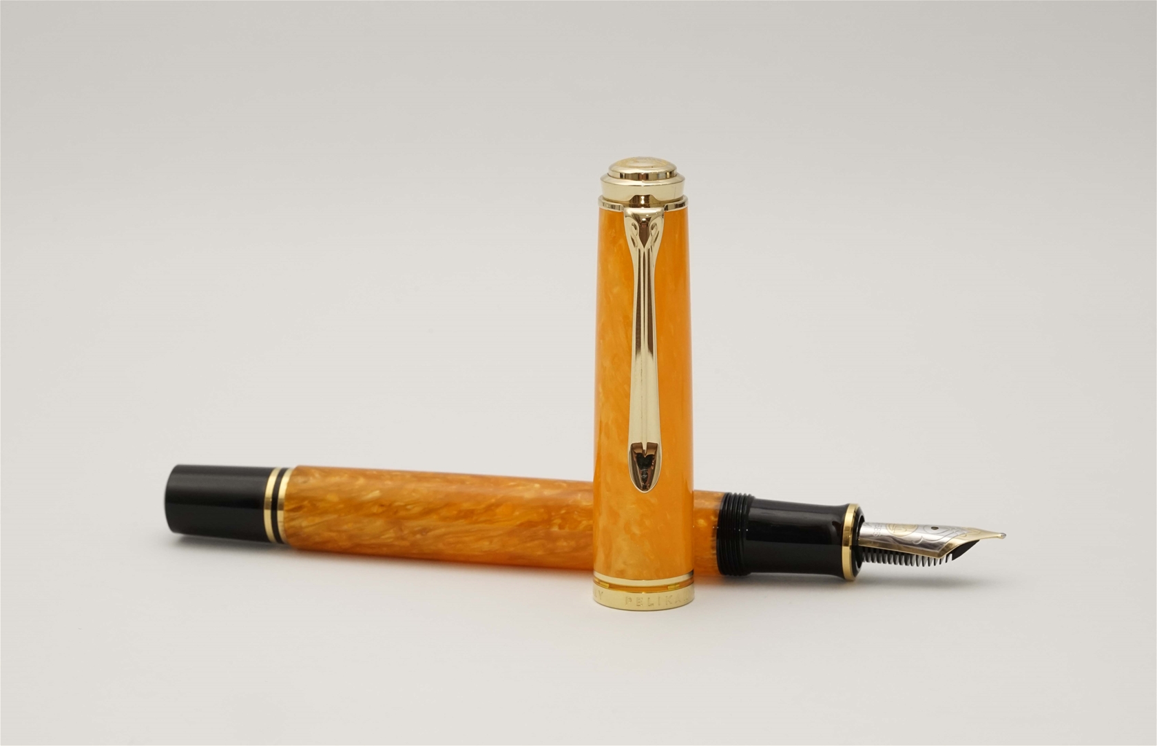 Bút máy Pelikan Souveran M600 Vibrant Orange 14K M 